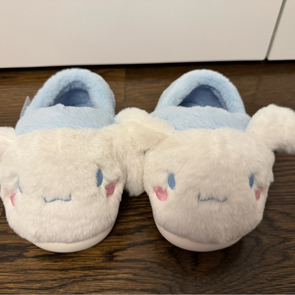 Sanrio Cinnamaroll Plush Slippers kids size 11/12